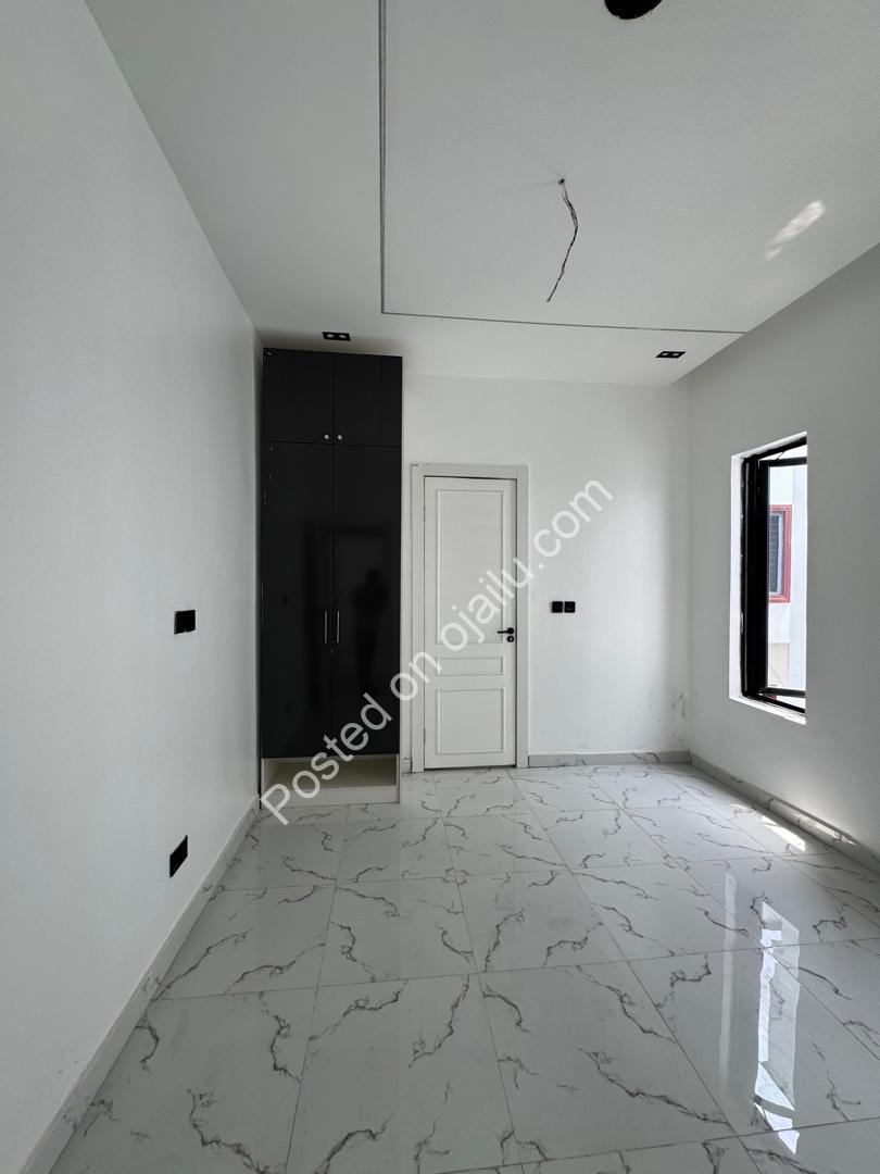 5-Bed Ikota Haven: Pool, Spacious & En-Suite Bliss