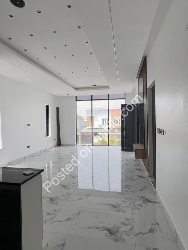 5-Bed Ikota Haven: Pool, Spacious & En-Suite Bliss