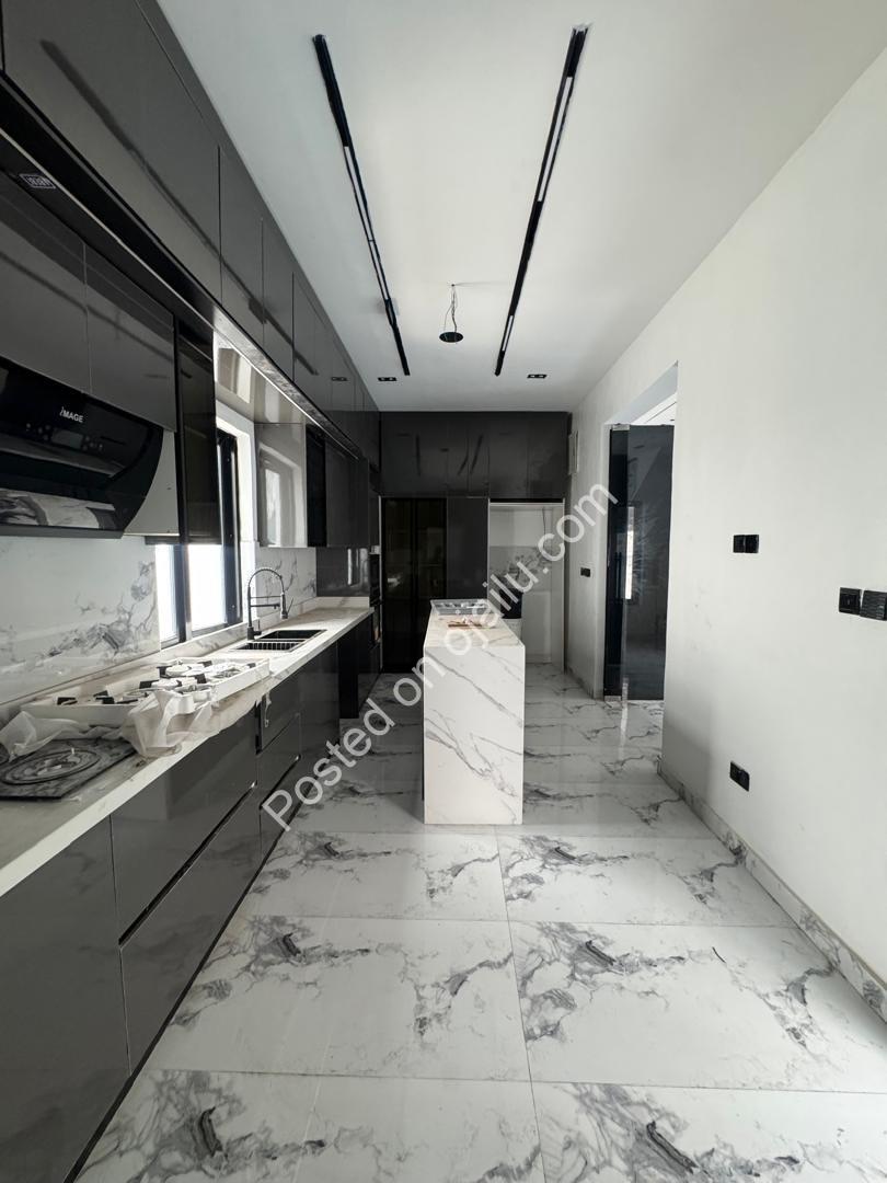 5-Bed Ikota Haven: Pool, Spacious & En-Suite Bliss