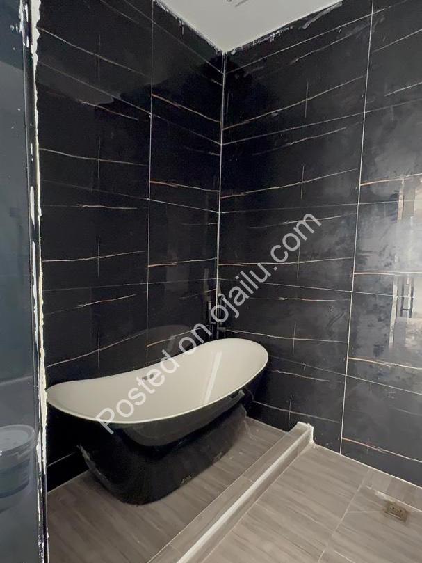 5-Bed Ikota Haven: Pool, Spacious & En-Suite Bliss