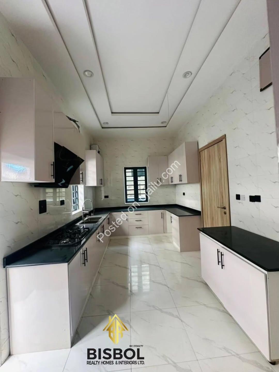 Live Your Dream in a VGC 5-Bedroom Duplex Oasis