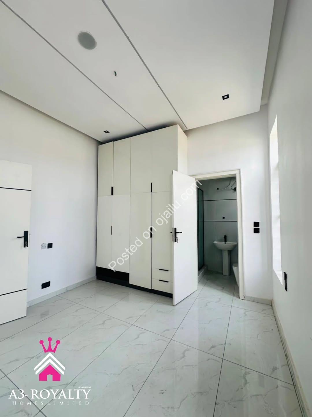 Live Your Dream in a 5-Bed VGC Duplex with Pool