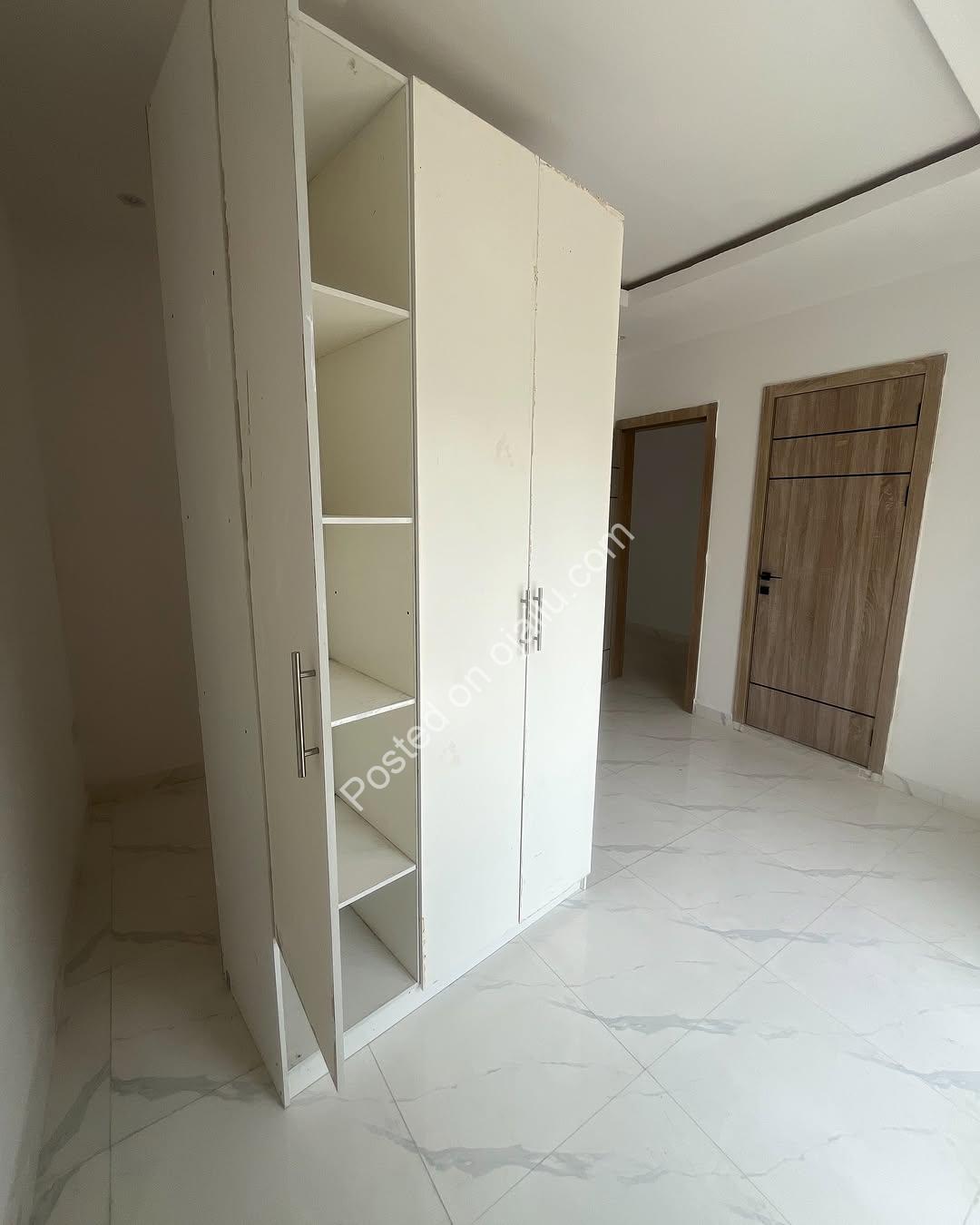 Ologolo’s Finest: 2-Bed Ensuite Haven with Premium Finishes