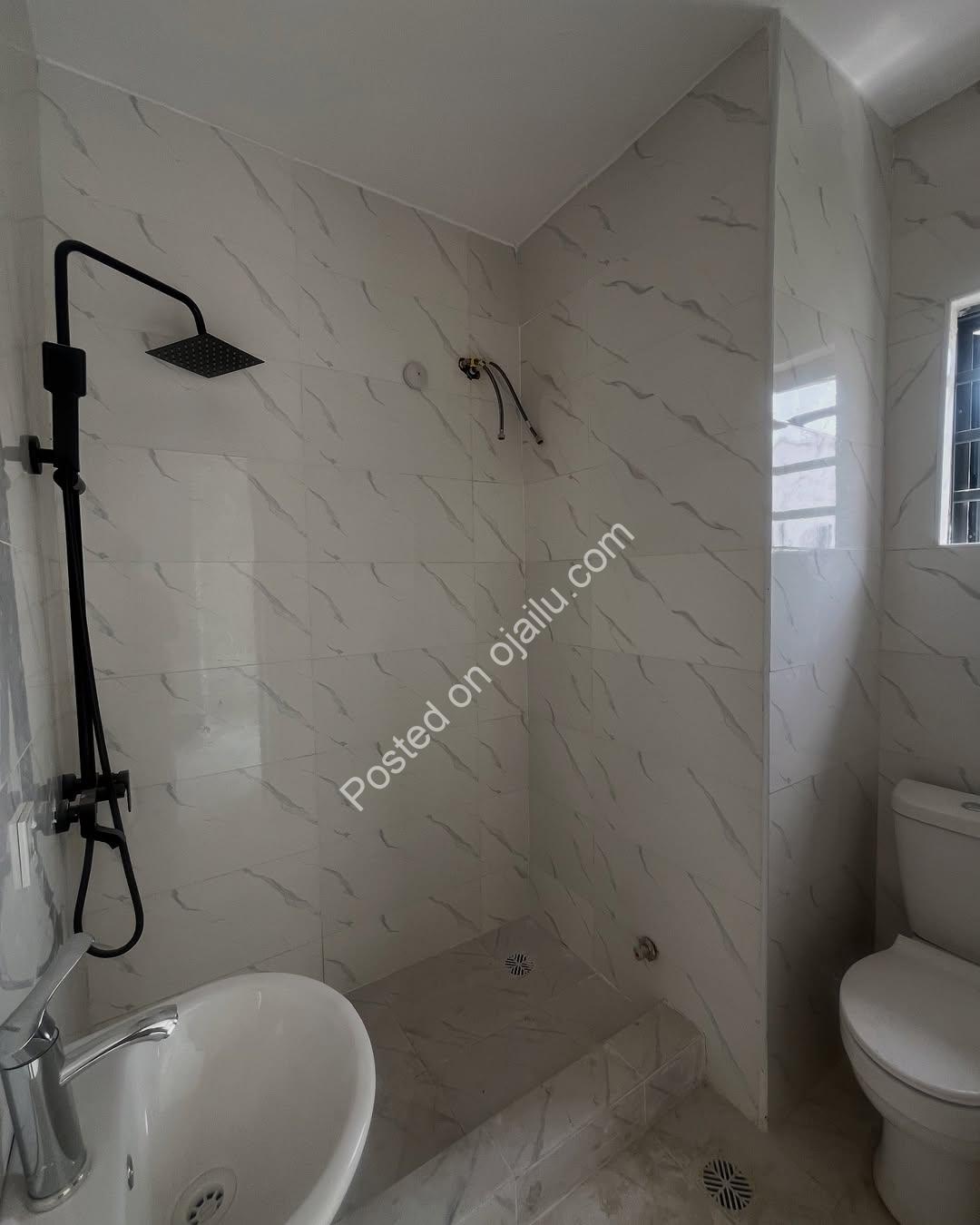 Ologolo’s Finest: 2-Bed Ensuite Haven with Premium Finishes