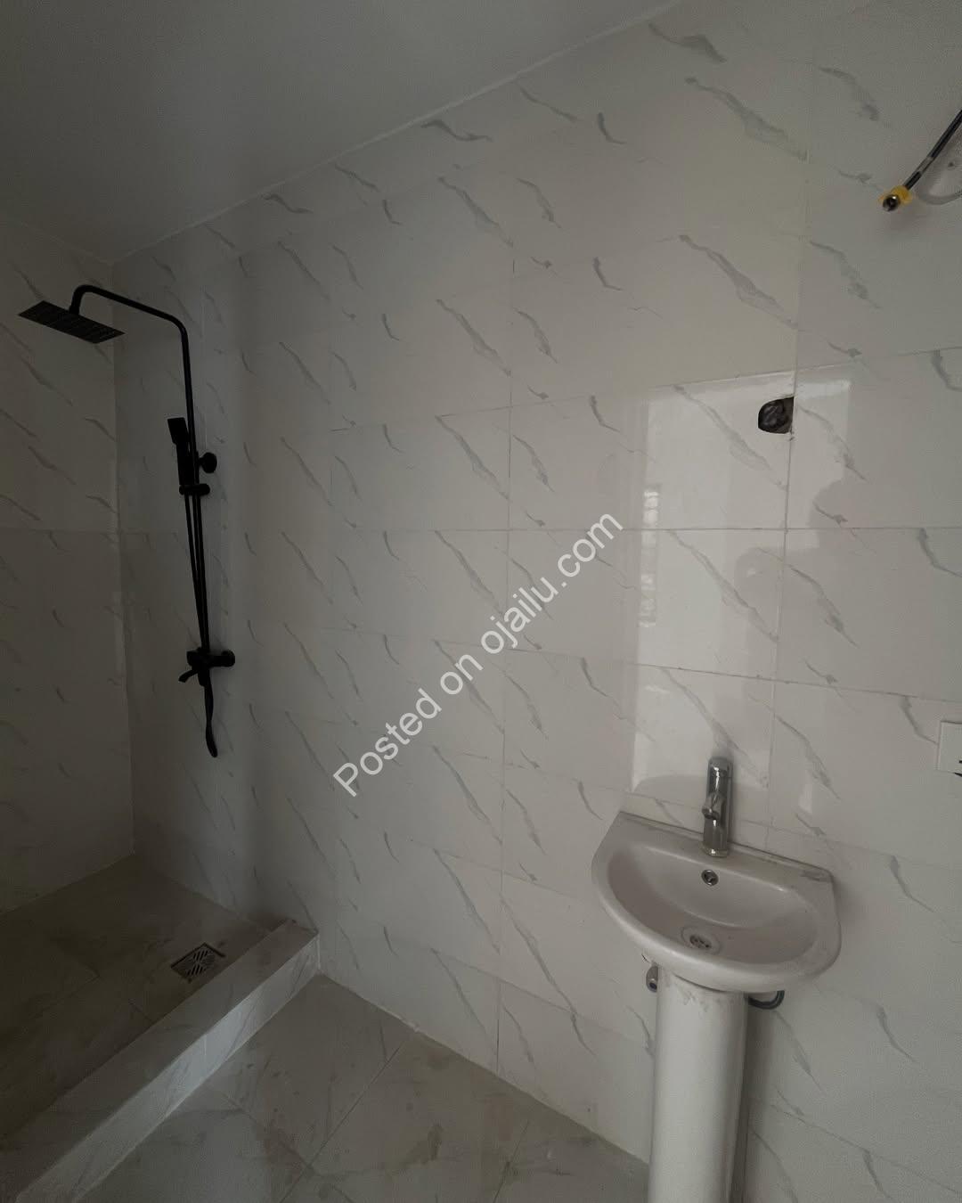 Ologolo’s Finest: 2-Bed Ensuite Haven with Premium Finishes