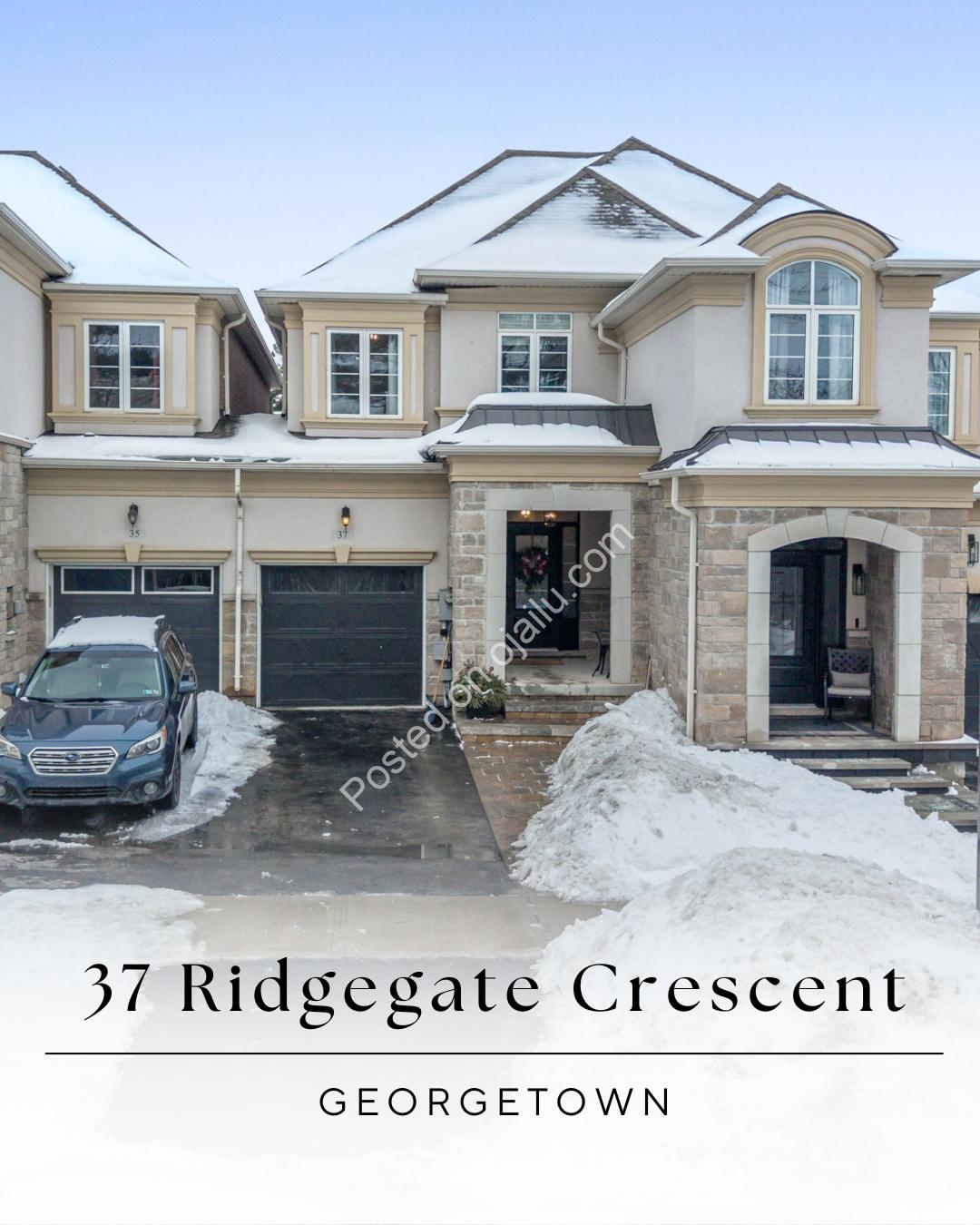 Stylish Townhome: Park-Side Living & Luxe Finishes