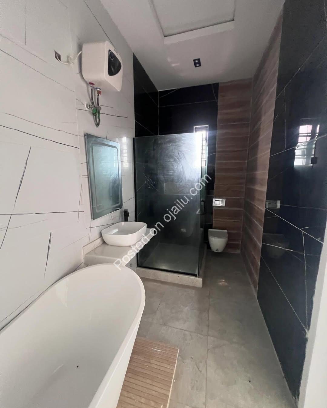 Chevron Oasis: 4-Bed Duplex with Pool & BQ