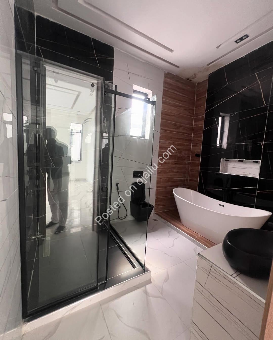 5-Bed Chevron Haven: Ensuite Luxury & BQ for 300M