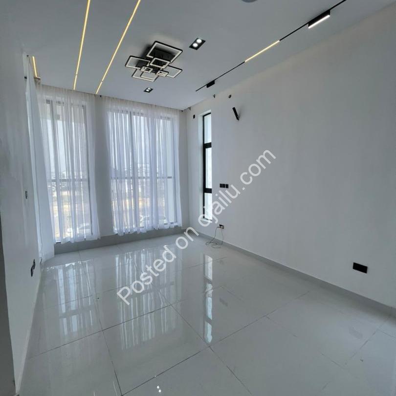 Exquisite 5-Bedroom Duplex with Pool in Lekki