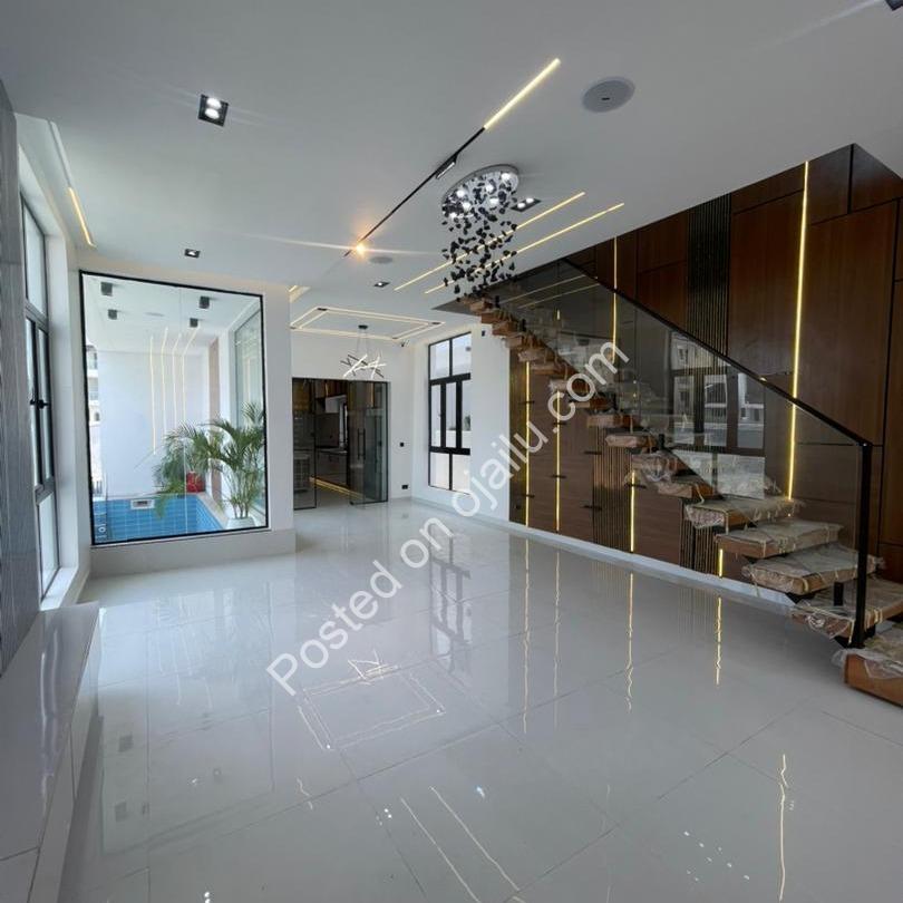 Exquisite 5-Bedroom Duplex with Pool in Lekki