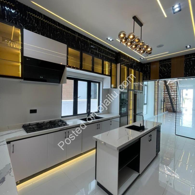 Exquisite 5-Bedroom Duplex with Pool in Lekki