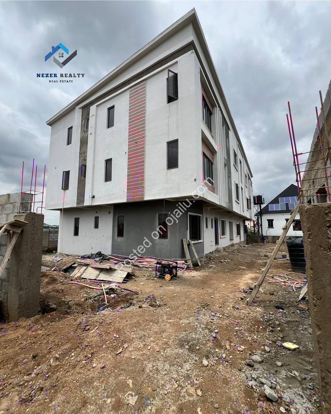 Elegant 3-Bedroom Haven with En-Suite BQ in Wuye