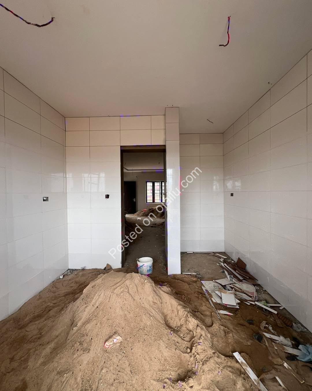 Elegant 3-Bedroom Haven with En-Suite BQ in Wuye