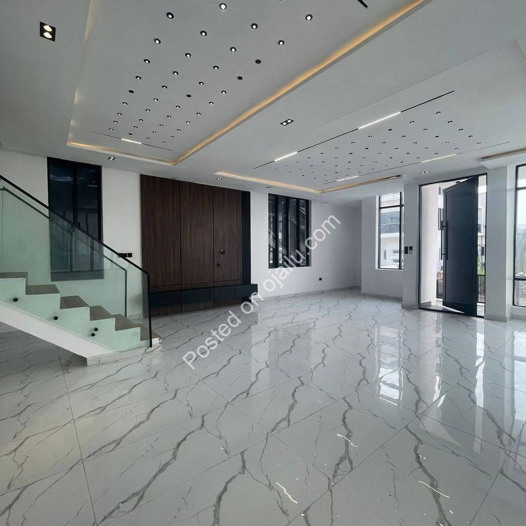 Lekki’s Ultimate 5-Bedroom Estate Oasis with Pool