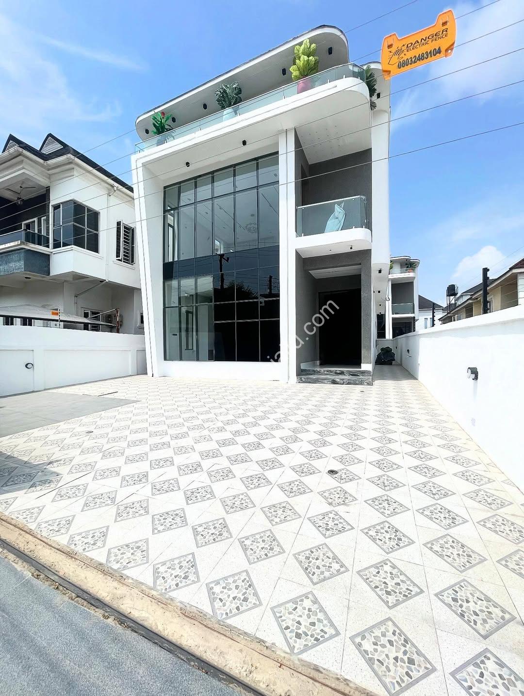 Lekki Dream Home: 5BR Duplex with Pool & BQ