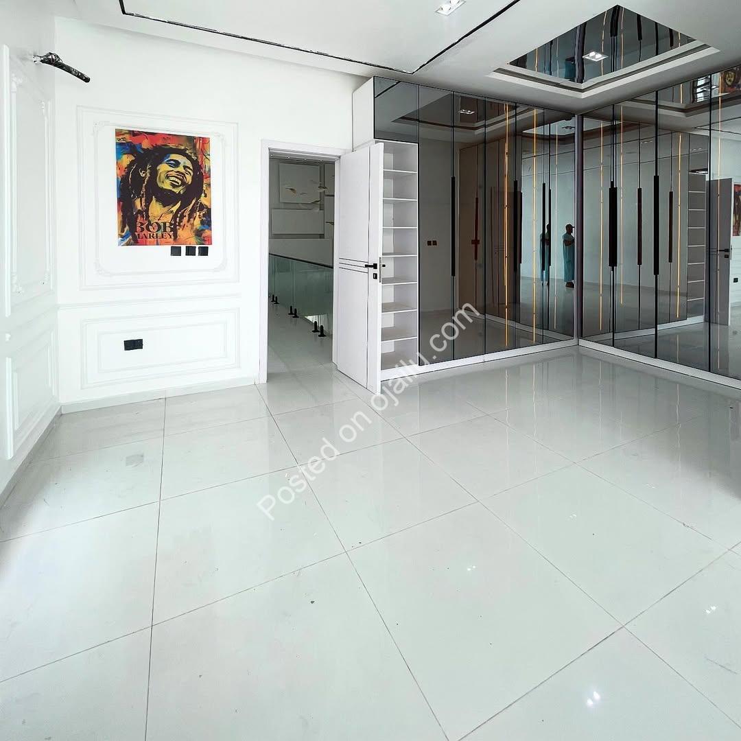 Brandnew 5-Bed Duplex with Private Pool & Art Gallery