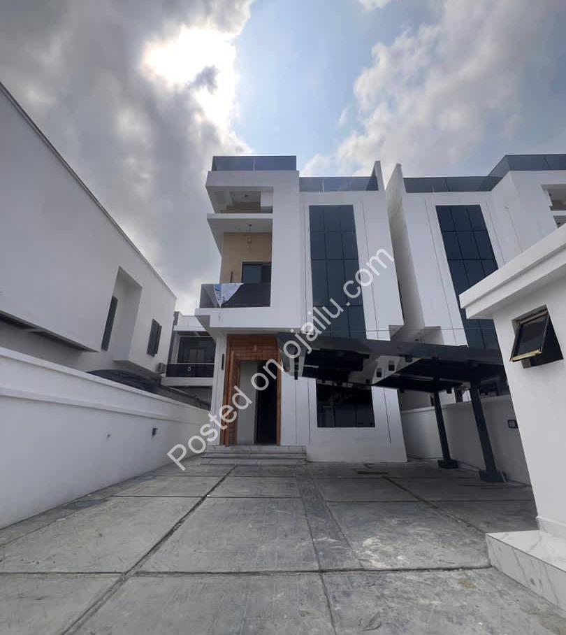 5-Bed Duplex with Rooftop Pool & Private Cinema