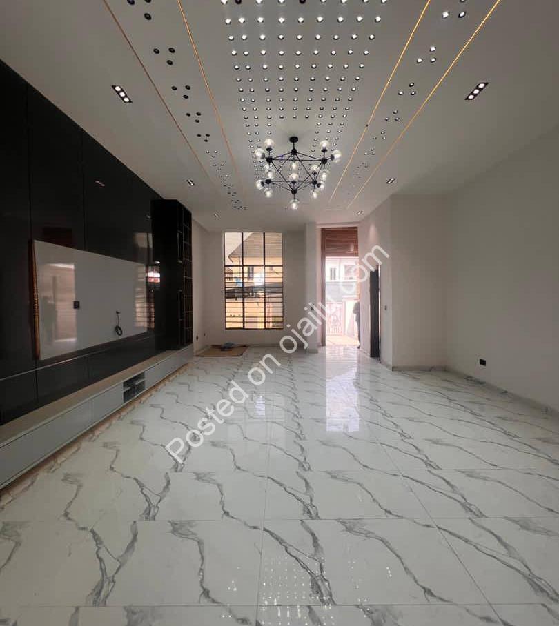 5-Bed Duplex with Rooftop Pool & Private Cinema