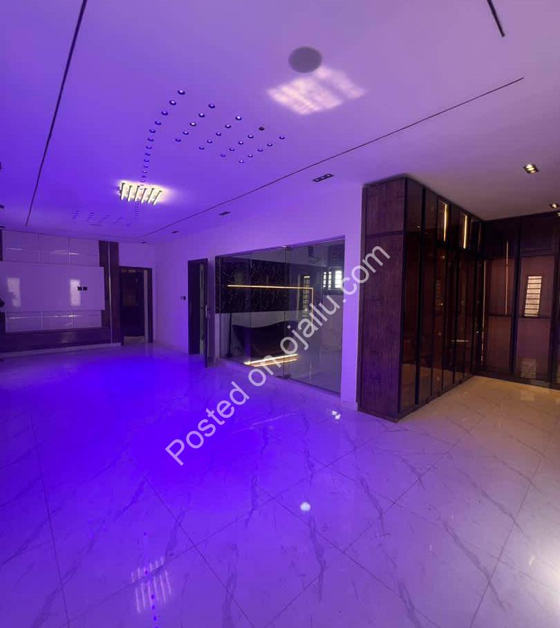 5-Bed Duplex with Rooftop Pool & Private Cinema