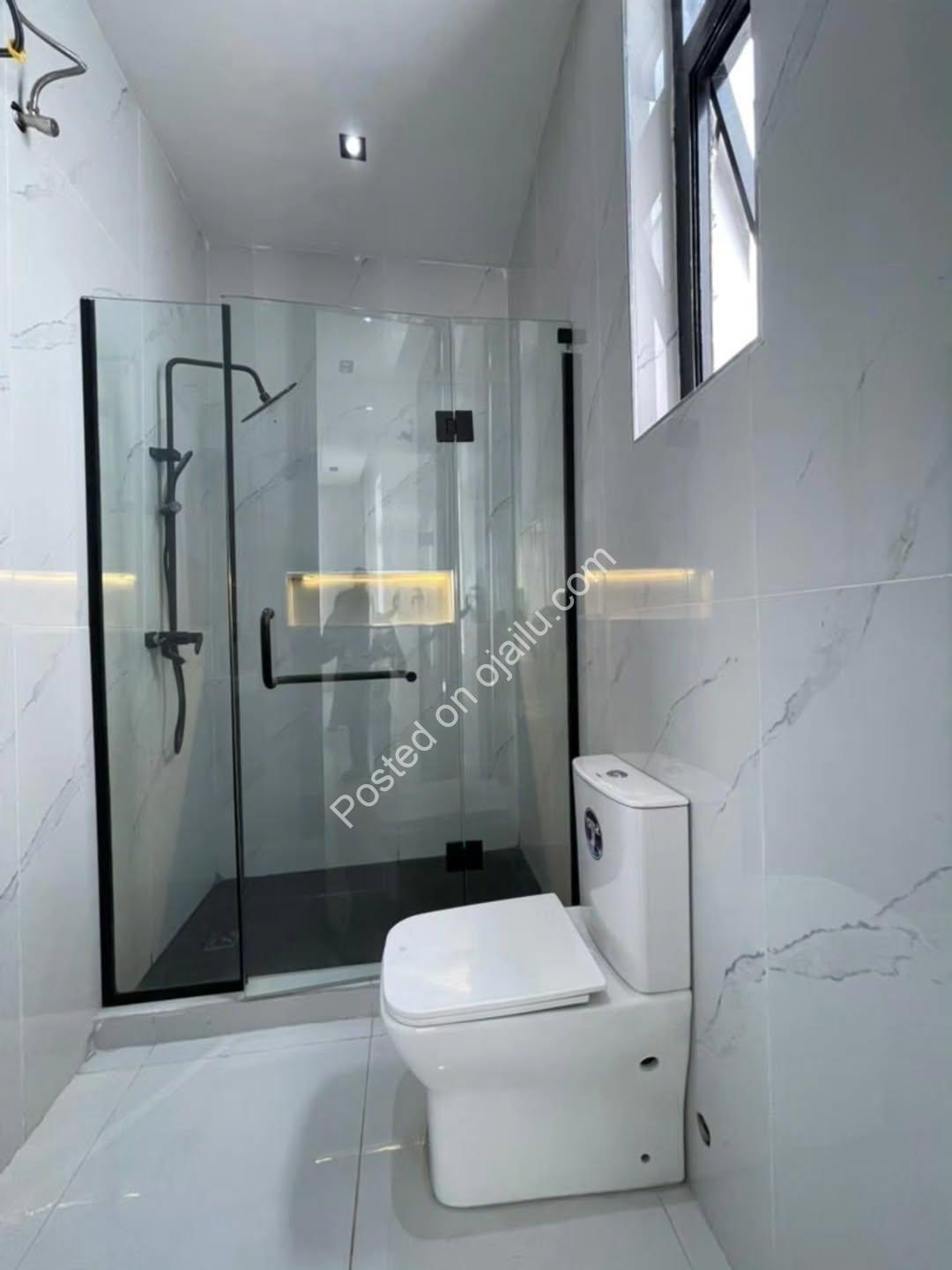 Spacious 5-Bedroom Duplex in Prime Chevron Lekki