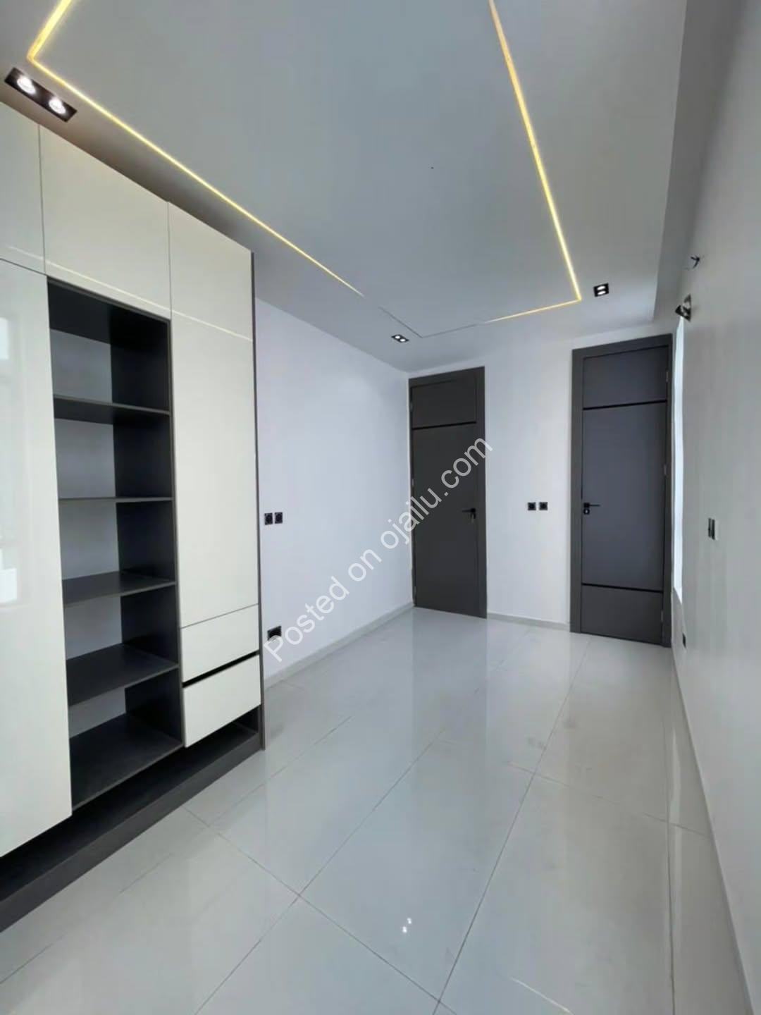 Spacious 5-Bedroom Duplex in Prime Chevron Lekki