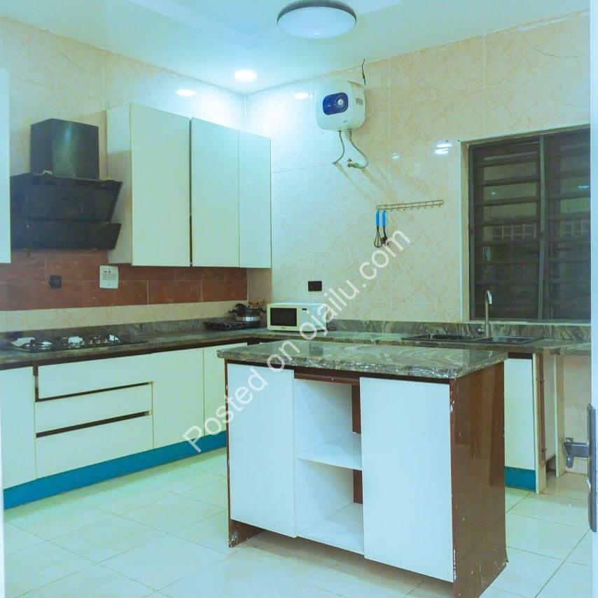 Luxury Master Suite in Lekki: King Bed & Private Bath