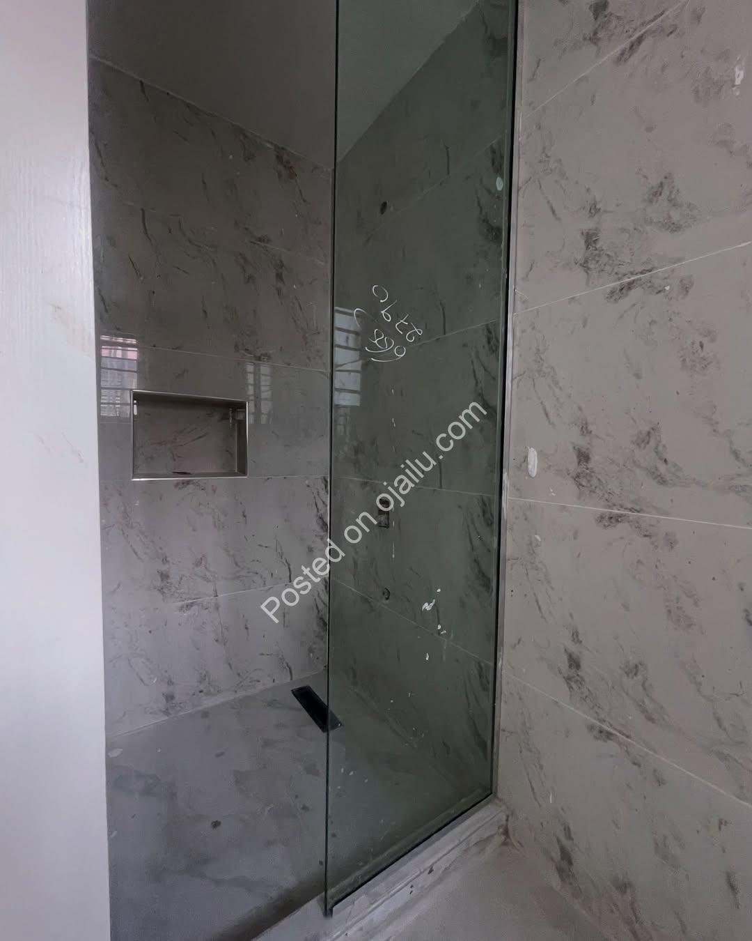 Lekki Phase 1 Gem: 2-Bed Apartment with Pool & Concierge