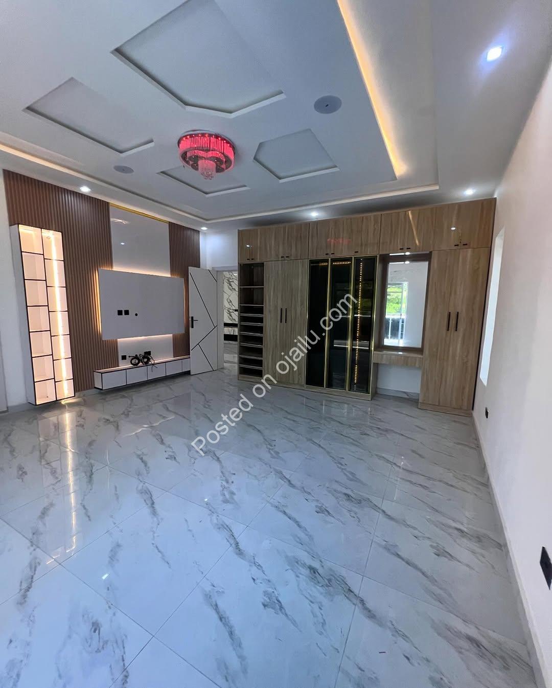 5-Bed Ikota Palace: Pool, En-Suite Bliss, 350M