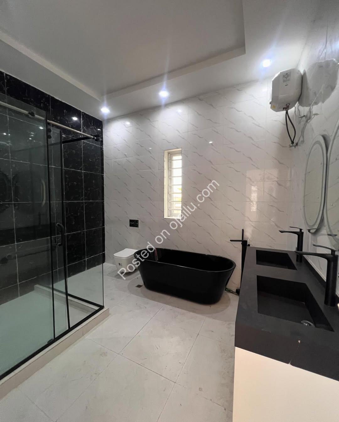 5-Bed Ikota Palace: Pool, En-Suite Bliss, 350M