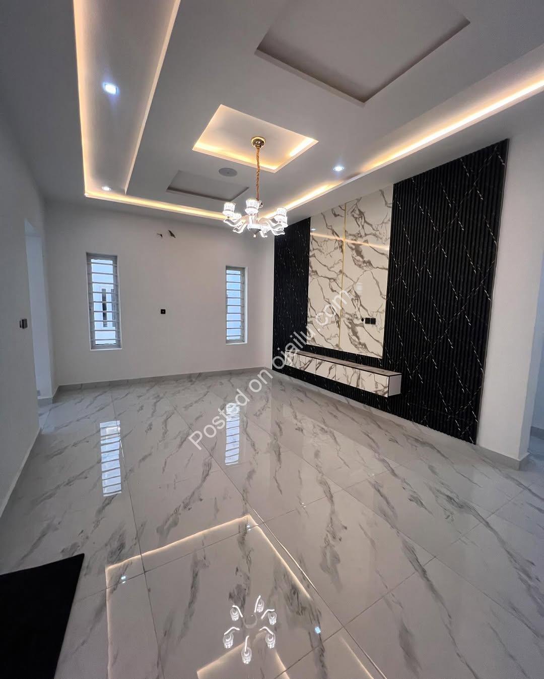 5-Bed Ikota Palace: Pool, En-Suite Bliss, 350M