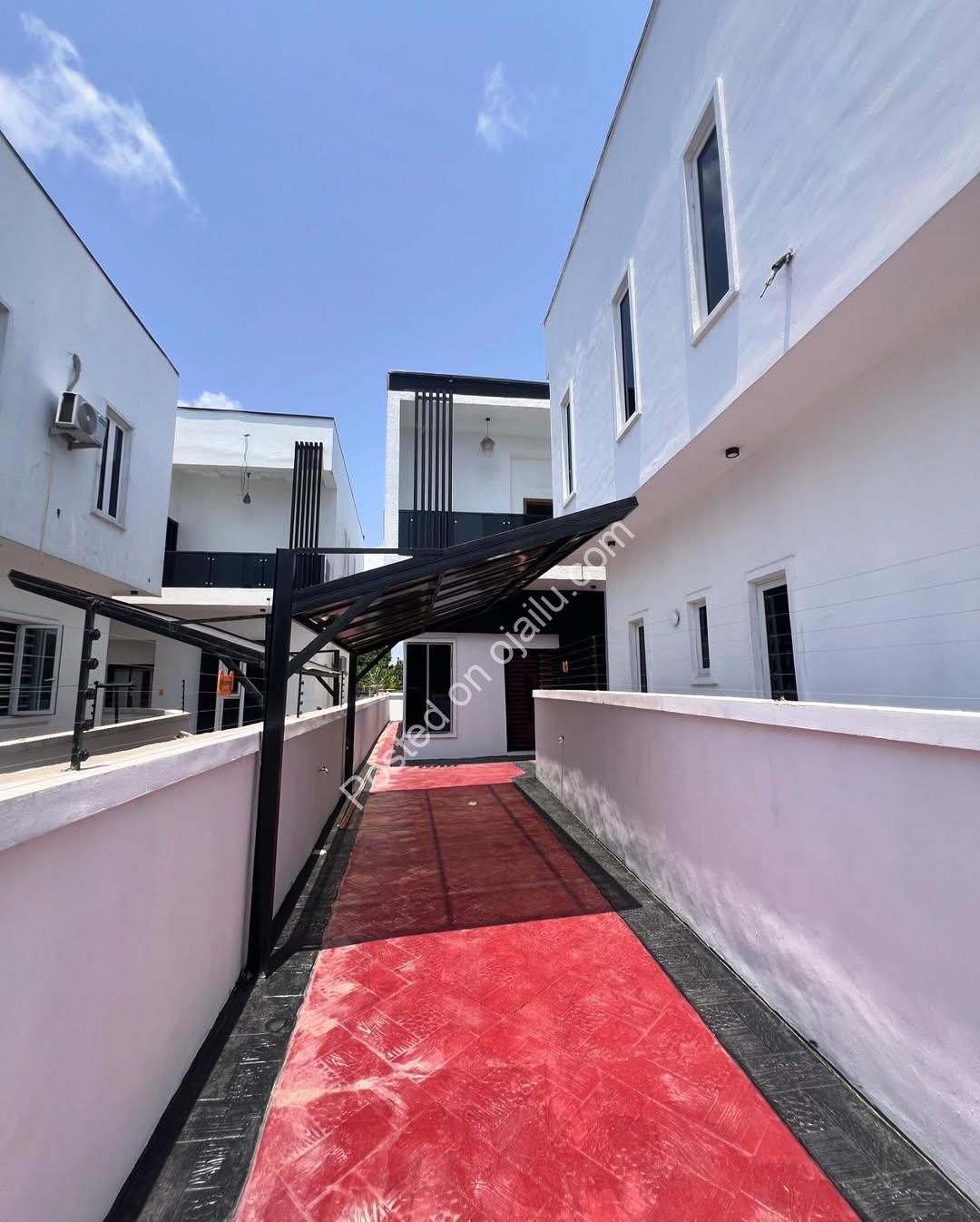 Dream 4-Bed Duplex with Pool in Prime Ikota