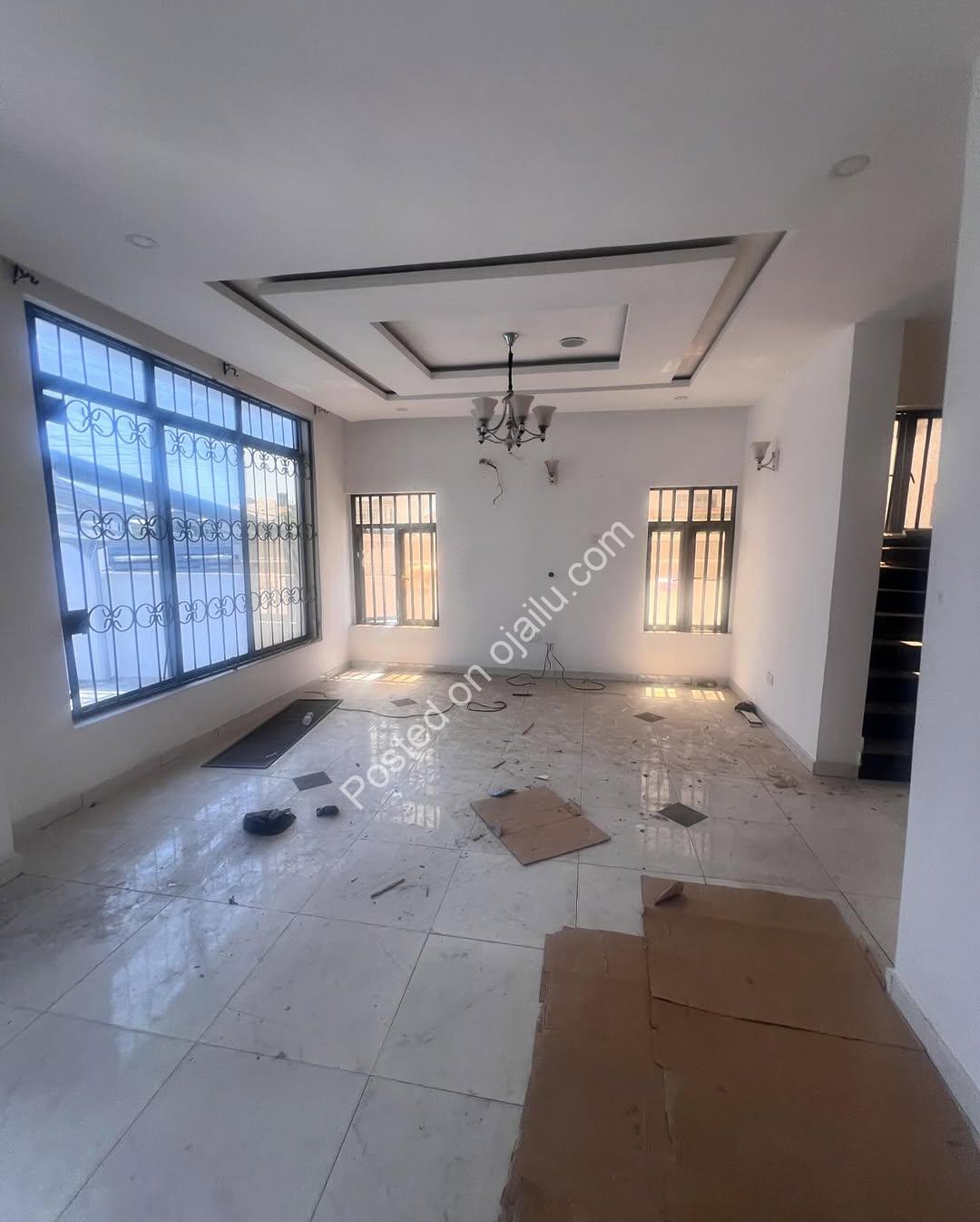 4-Bedroom Ikota Haven with Pool & En-Suites