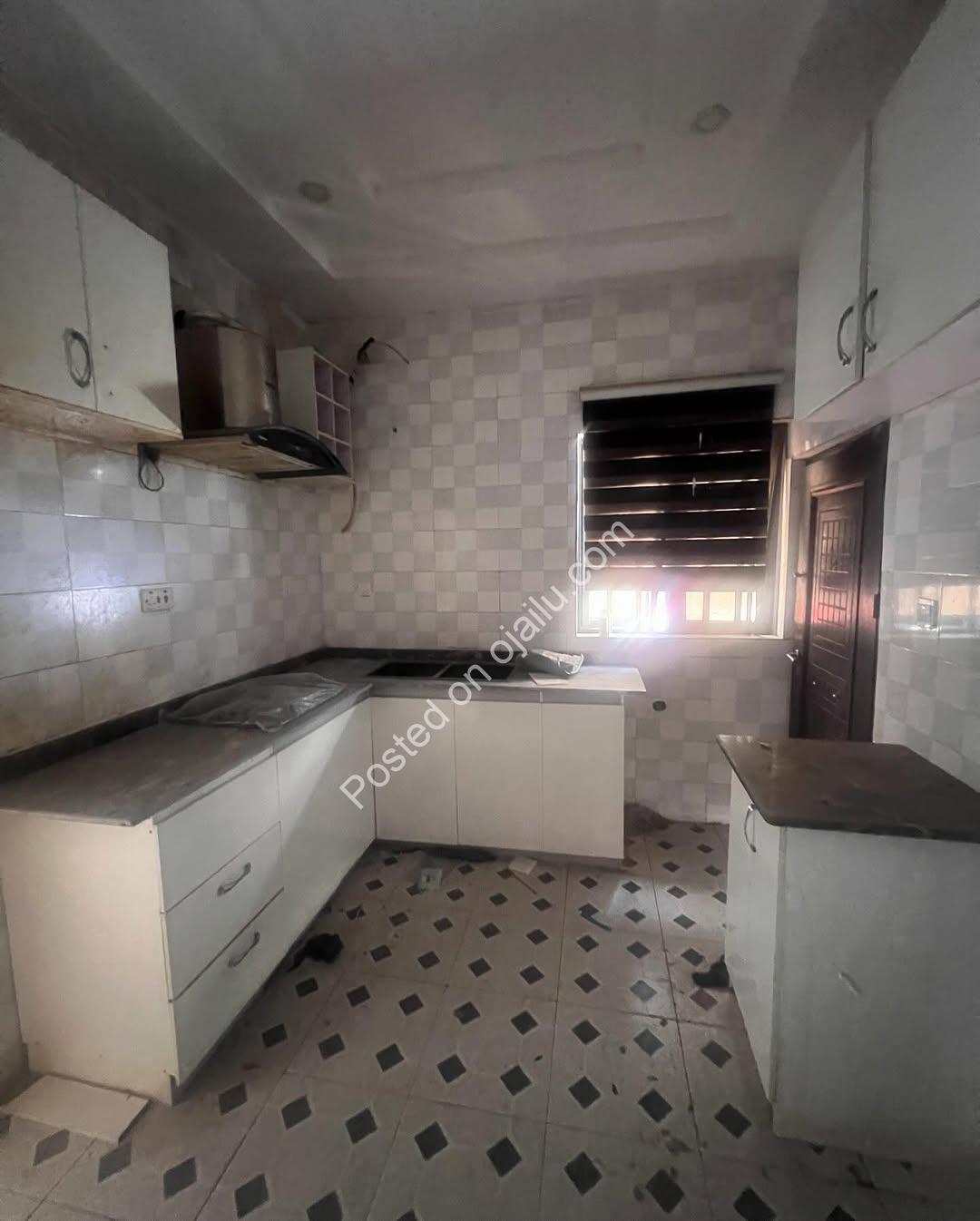 4-Bedroom Ikota Haven with Pool & En-Suites