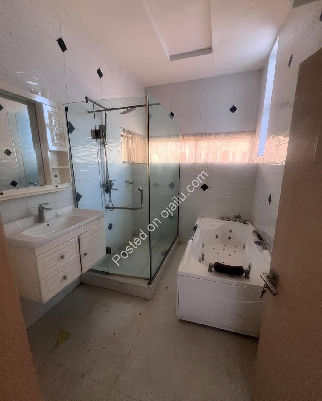 4-Bedroom Ikota Haven with Pool & En-Suites