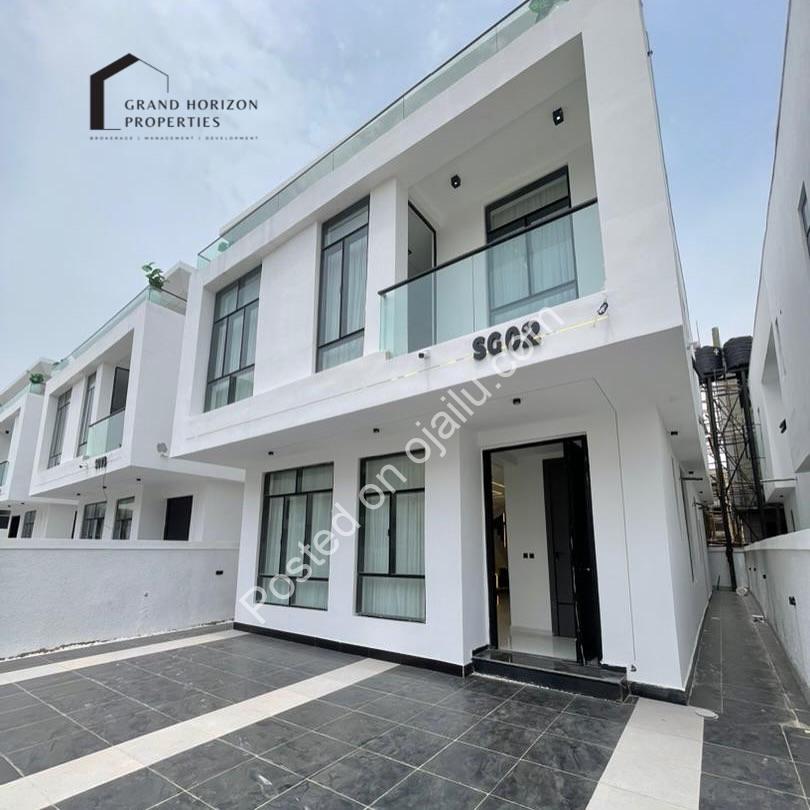 Opulent 5-Bedroom Haven in Prime Chevron