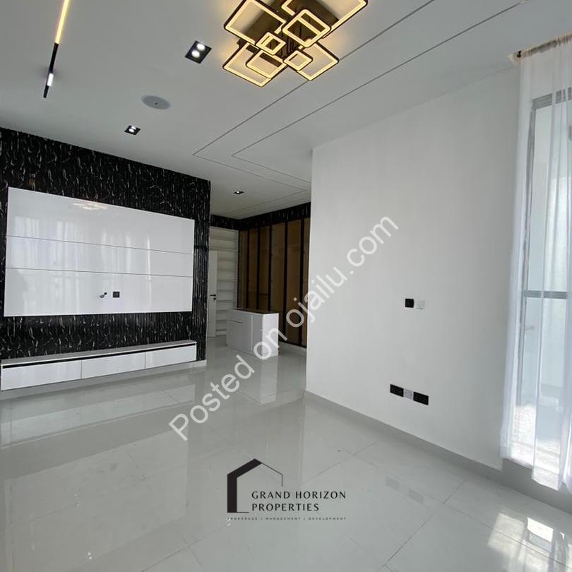 Sleek 5-Bedroom Oasis with Pool in Prime Lekki