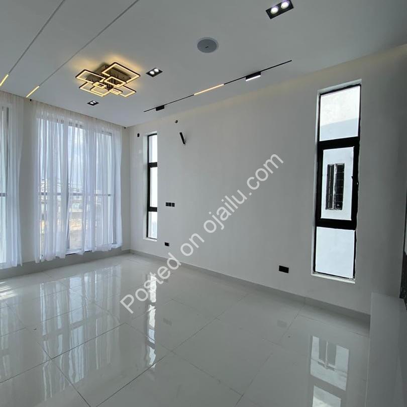 Sleek 5-Bedroom Oasis with Pool in Prime Lekki