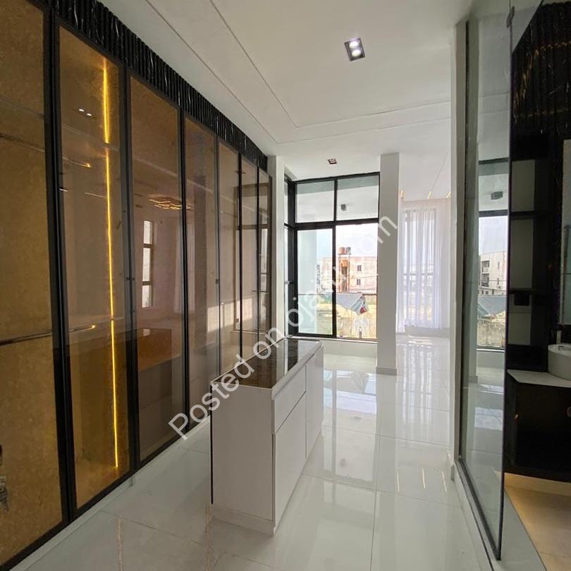Sleek 5-Bedroom Oasis with Pool in Prime Lekki