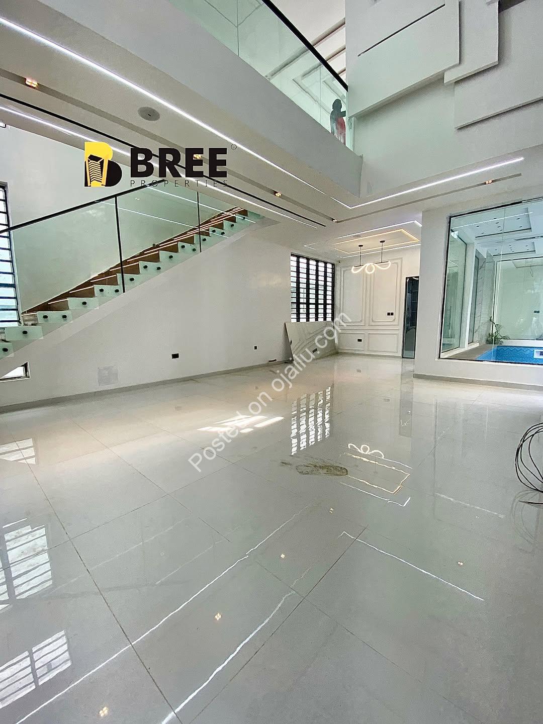 Lekki’s Finest: 5BR Oasis with Pool & Gym