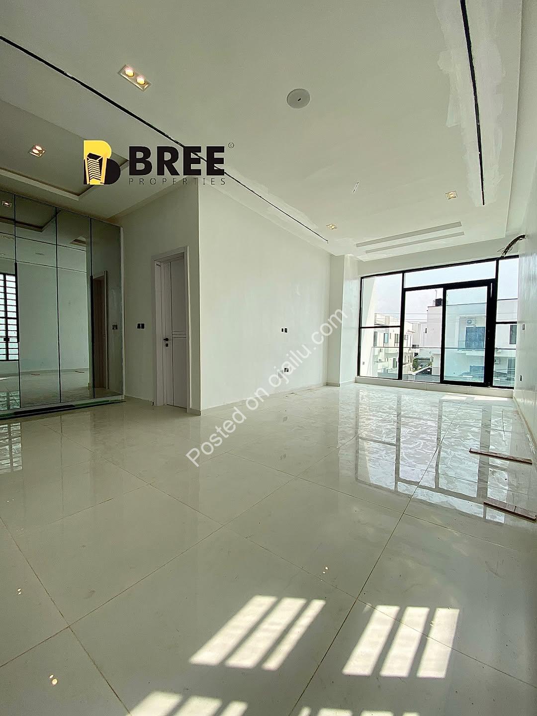 Lekki’s Finest: 5BR Oasis with Pool & Gym