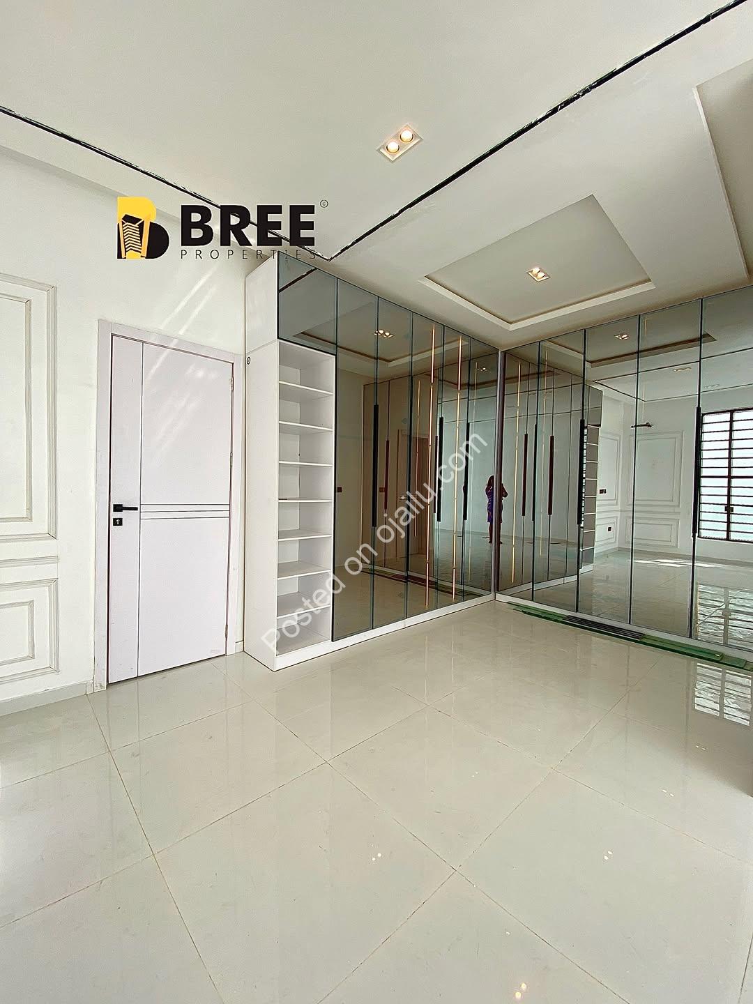 Lekki’s Finest: 5BR Oasis with Pool & Gym