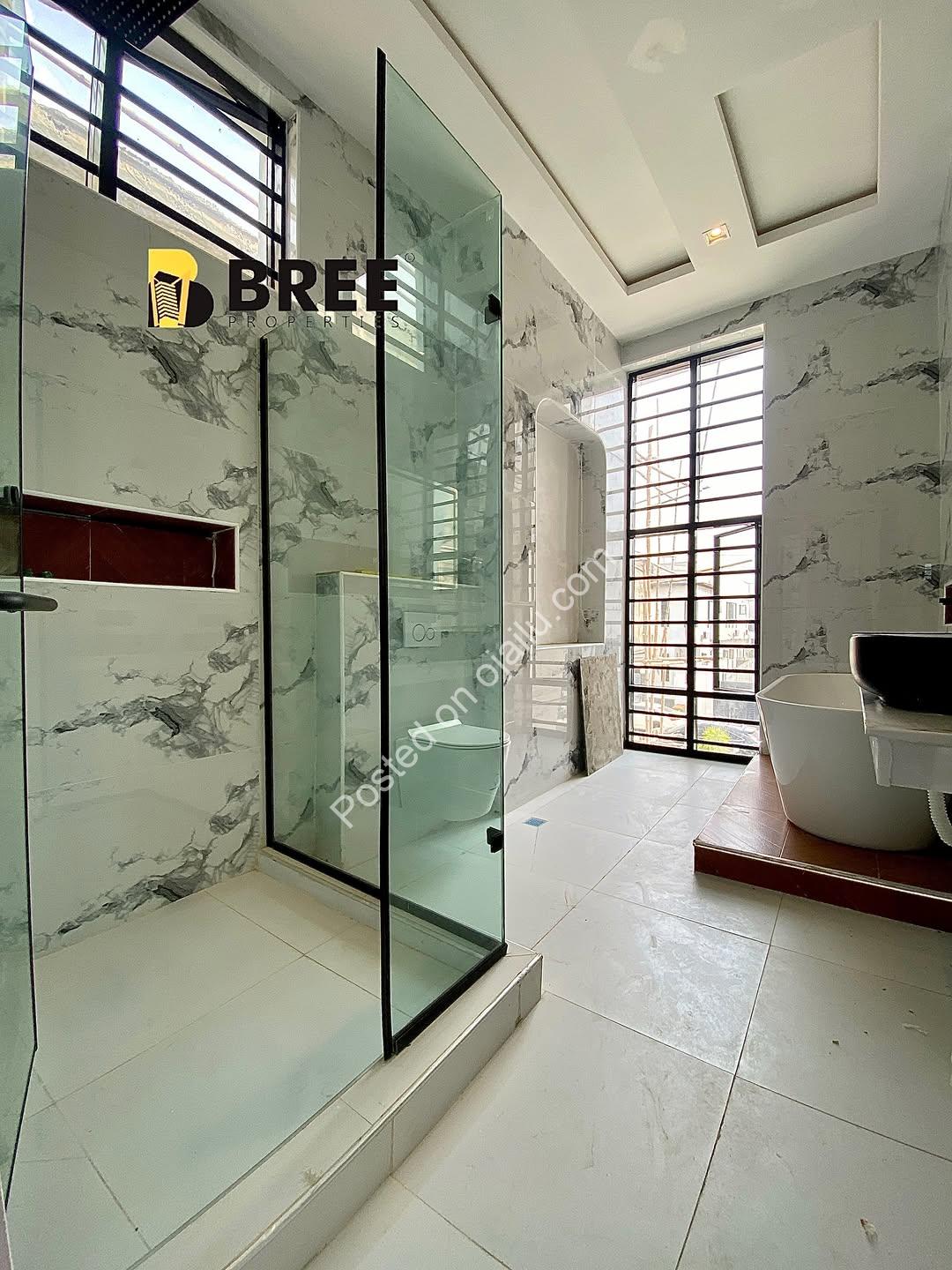 Lekki’s Finest: 5BR Oasis with Pool & Gym