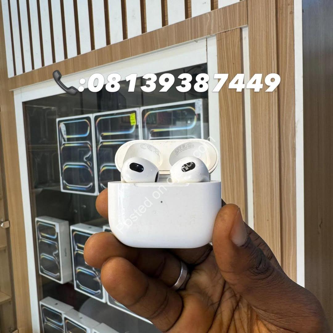 Apple AirPods 3: Immersive Sound, Effortless Magic ✨