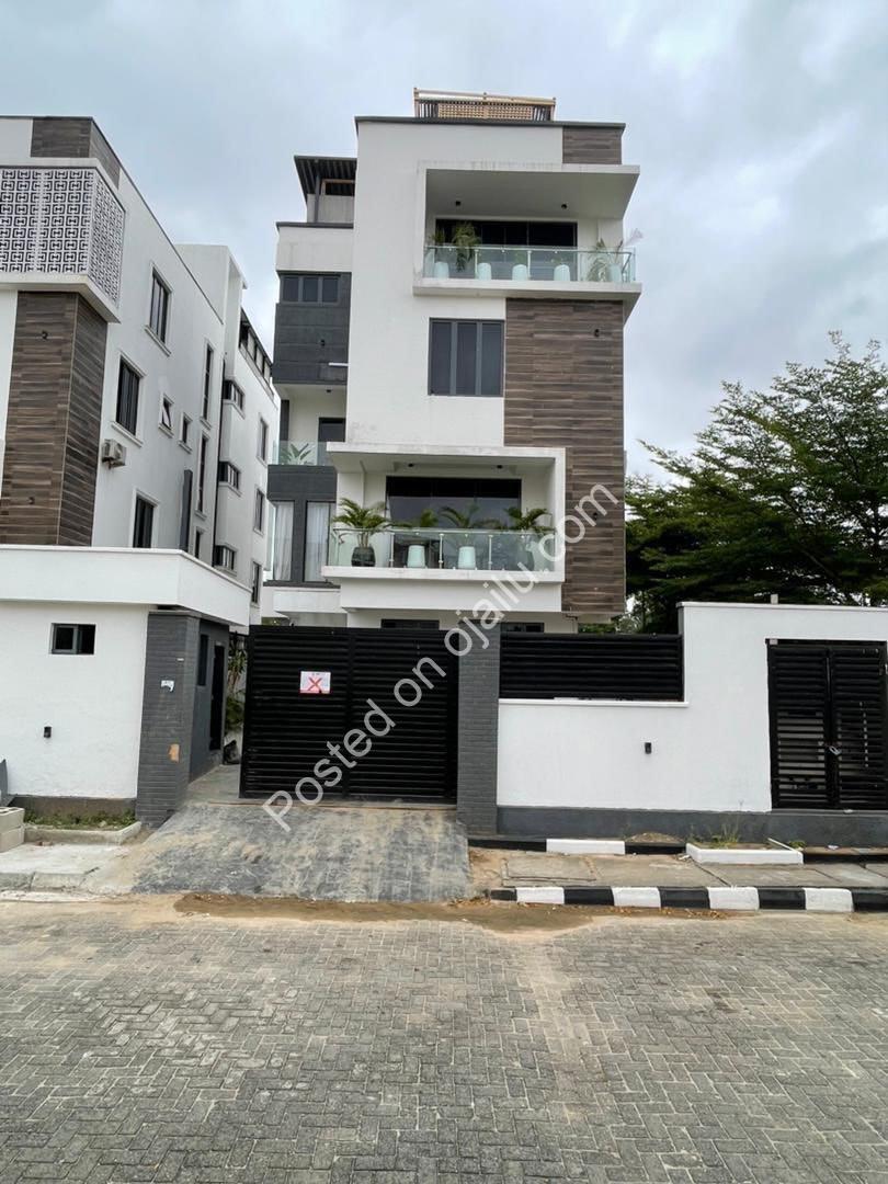 Banana Island: 5BR Oasis with Pool & Cinema