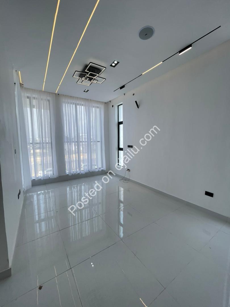 Stunning 5-Bed Duplex with Resort-Style Pool in Lekki