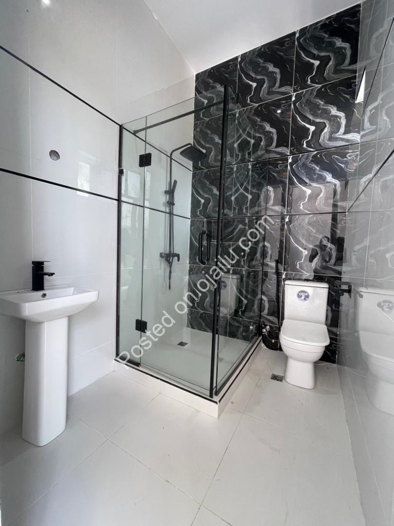 Stunning 5-Bed Duplex with Resort-Style Pool in Lekki