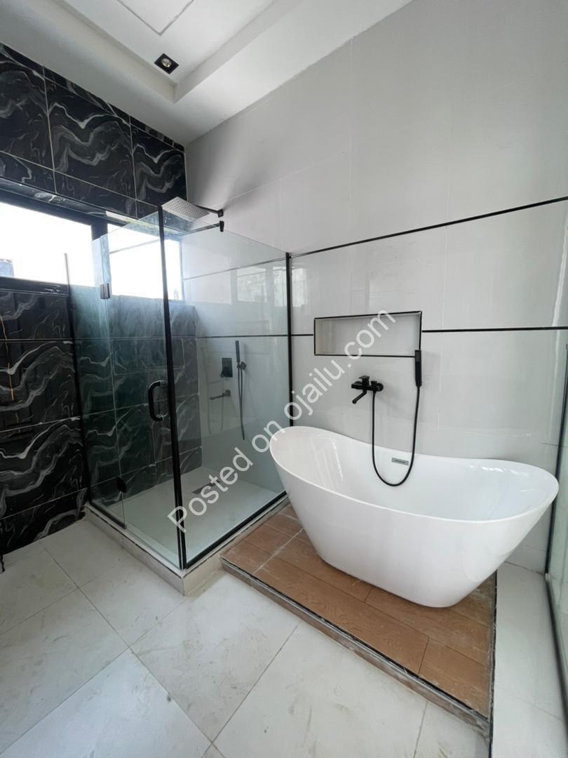 Stunning 5-Bed Duplex with Resort-Style Pool in Lekki