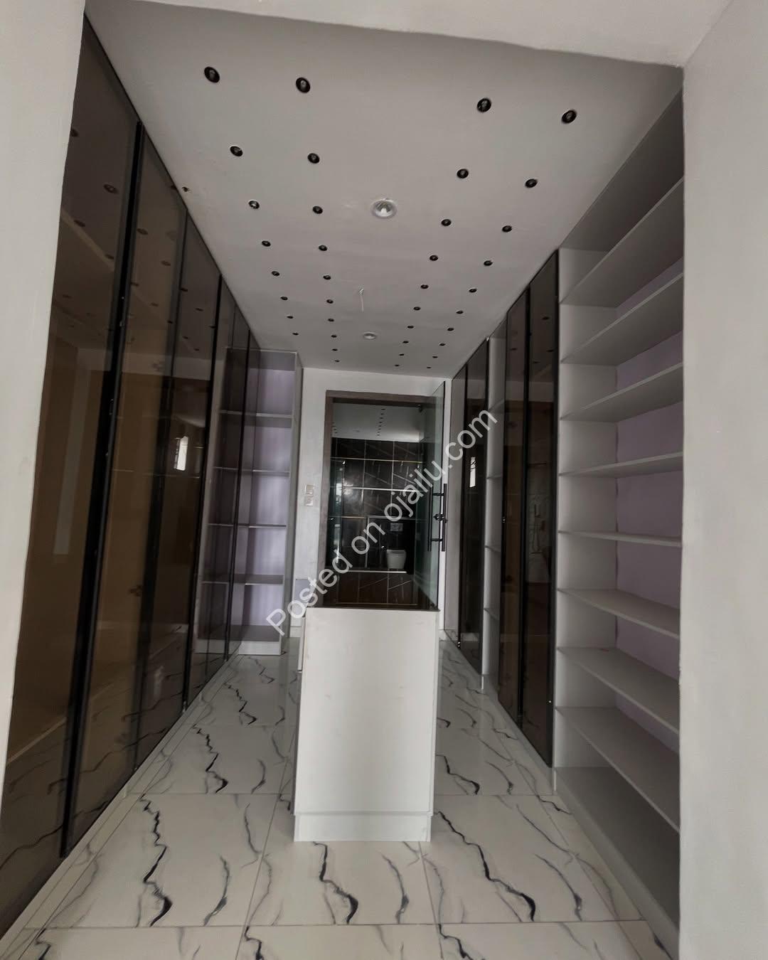 Exclusive 5-Bedroom Duplex with Pool & Jacuzzi in Ikota