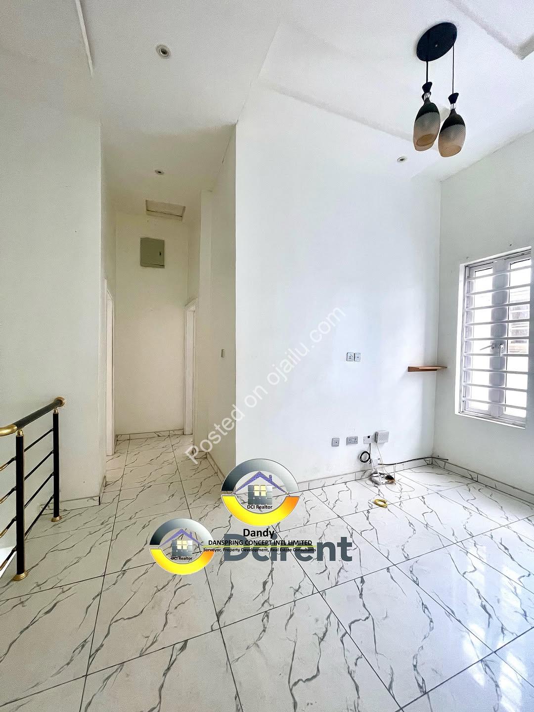 Chevron’s Crown Jewel: 5-Bed Poolside Paradise