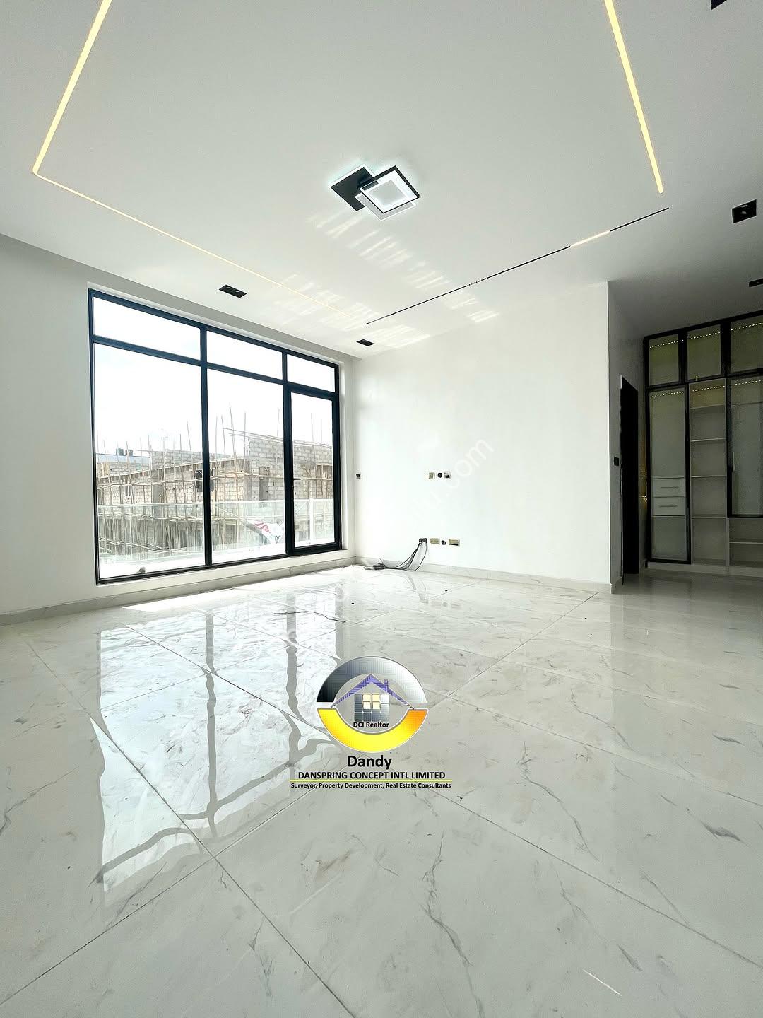 Chevron’s Crown Jewel: 5-Bed Poolside Paradise